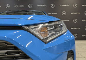 Подержанный автомобиль Toyota RAV4 2020 года (11 фото)