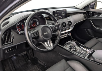 Подержанный автомобиль Kia Stinger 2023 года (15 фото)