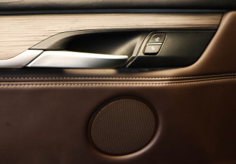 Подержанный автомобиль BMW X5 2015 года (16 фото)