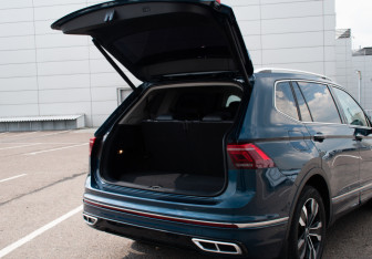 Подержанный автомобиль Volkswagen Tiguan 2023 года (16 фото)
