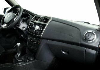 Подержанный автомобиль Renault Logan Sedan 2014 года (7 фото)