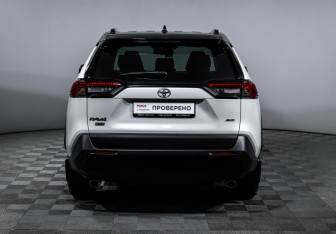 Подержанный автомобиль Toyota RAV4 2021 года (6 фото)