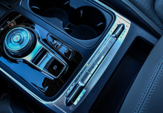 Подержанный автомобиль Kia Carnival 2024 года (25 фото)