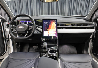 Подержанный автомобиль Geely Atlas 2024 года (14 фото)
