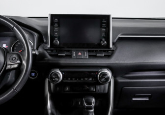 Подержанный автомобиль Toyota RAV4 2021 года (13 фото)