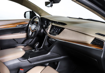 Подержанный автомобиль Cadillac XT5 2016 года (11 фото)