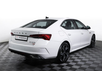 Подержанный автомобиль Skoda Octavia Liftback 2022 года (5 фото)