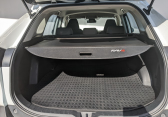 Подержанный автомобиль Toyota RAV4 2021 года (13 фото)