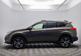 Подержанный автомобиль Toyota RAV4 2014 года (8 фото)