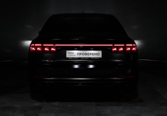Подержанный автомобиль Audi S8 2023 года (19 фото)