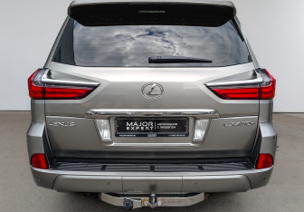 Подержанный автомобиль Lexus LX 2017 года (6 фото)