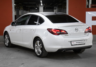 Подержанный автомобиль Opel Astra Sedan 2012 года (7 фото)