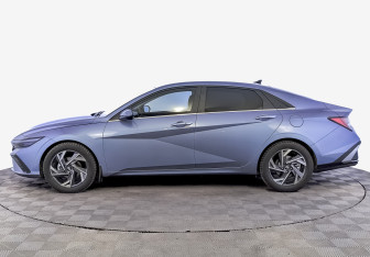 Подержанный автомобиль Hyundai Elantra Sedan 2024 года (8 фото)
