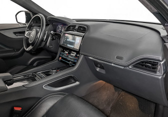 Подержанный автомобиль Jaguar F-Pace 2020 года (13 фото)