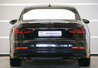Подержанный автомобиль Audi A8 2022 года (5 фото)