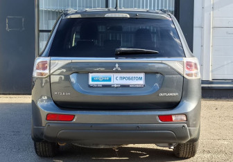 Подержанный автомобиль Mitsubishi Outlander 2014 года (6 фото)