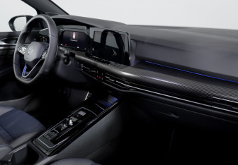 Подержанный автомобиль Volkswagen Golf R Hatchback 2023 года (9 фото)