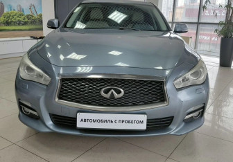 Подержанный автомобиль Infiniti Q50 2014 года (2 фото)