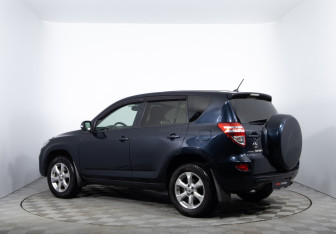 Подержанный автомобиль Toyota RAV4 2010 года (7 фото)