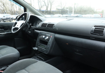 Подержанный автомобиль Volkswagen Sharan 2005 года (9 фото)