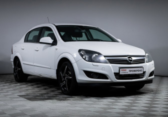 Подержанный автомобиль Opel Astra Sedan 2011 года (3 фото)