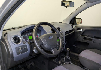 Подержанный автомобиль Ford Fusion 2010 года (16 фото)