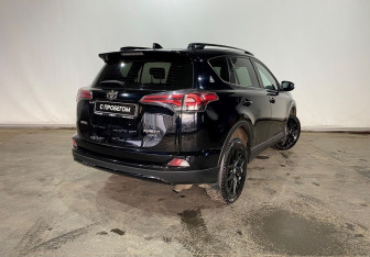 Подержанный автомобиль Toyota RAV4 2018 года (6 фото)
