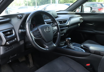 Подержанный автомобиль Lexus UX 2019 года (13 фото)