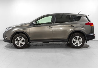 Подержанный автомобиль Toyota RAV4 2014 года (8 фото)