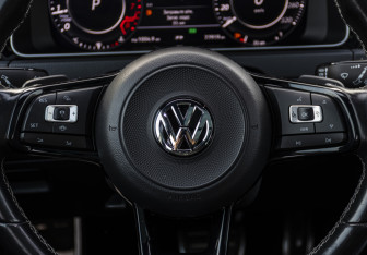 Подержанный автомобиль Volkswagen Golf R Wagon 2020 года (11 фото)