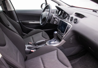 Подержанный автомобиль Peugeot 308 Hatchback 2011 года (9 фото)