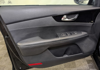 Подержанный автомобиль Kia Cerato Sedan 2019 года (19 фото)