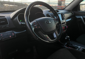 Подержанный автомобиль Kia Sorento 2017 года (13 фото)