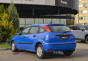 Подержанный автомобиль Ford Focus Hatchback 2003 года (7 фото)