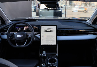Подержанный автомобиль Geely Atlas 2023 года (10 фото)