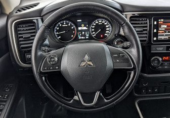 Подержанный автомобиль Mitsubishi Outlander 2019 года (22 фото)