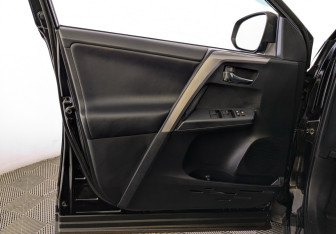 Подержанный автомобиль Toyota RAV4 2017 года (19 фото)