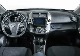 Подержанный автомобиль Toyota RAV4 2011 года (9 фото)