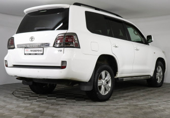 Подержанный автомобиль Toyota Land Cruiser Suv 2010 года (5 фото)