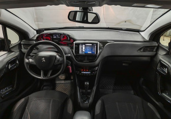 Подержанный автомобиль Peugeot 208 2013 года (11 фото)