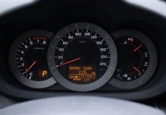 Подержанный автомобиль Toyota RAV4 2010 года (12 фото)