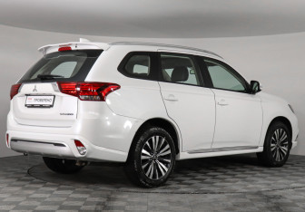 Подержанный автомобиль Mitsubishi Outlander 2022 года (5 фото)