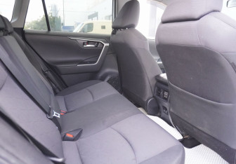 Подержанный автомобиль Toyota RAV4 2020 года (10 фото)