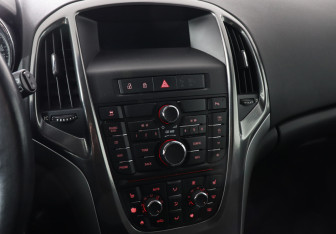 Подержанный автомобиль Opel Astra Hatchback 2011 года (9 фото)