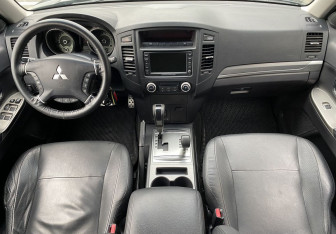 Подержанный автомобиль Mitsubishi Pajero 2011 года (10 фото)
