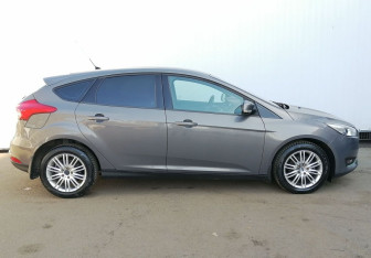 Подержанный автомобиль Ford Focus Hatchback 2015 года (4 фото)