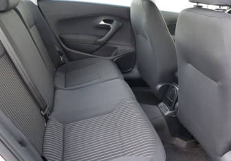 Подержанный автомобиль Volkswagen Polo Sedan 2012 года (18 фото)