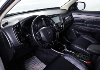 Подержанный автомобиль Mitsubishi Outlander 2021 года (15 фото)