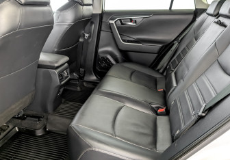 Подержанный автомобиль Toyota RAV4 2021 года (12 фото)