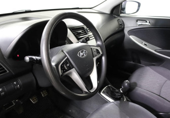 Подержанный автомобиль Hyundai Solaris Sedan 2012 года (7 фото)